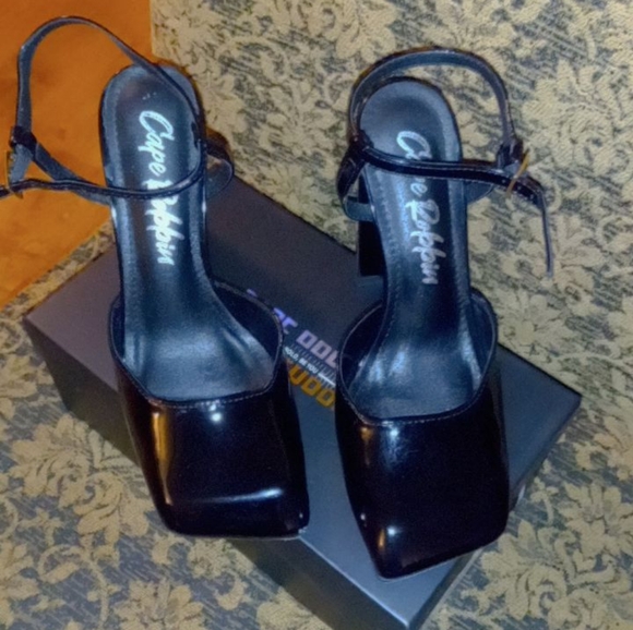 Black Patent Mary jane's - Picture 3 of 4